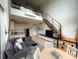 Panoramic Duplex, 2 Bedrooms, Mountain View | In-room dining