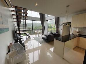 Duplex panorâmico, 2 quartos, vista para a montanha | Cozinha privada | Geladeira grande, micro-ondas, cafeteira/chaleira, chaleira elétrica