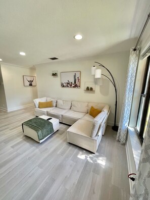 Smart TV, futbolito y libros 