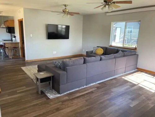 Updated 4 bedroom 1.5 blocks from downtown Main St