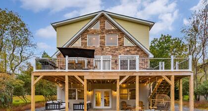 Wolf Run Lodge - Luxury 8bed/4bath. Hot Tub, Game Room, steps from lake/pool
