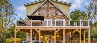 Wolf Run Lodge - Luxury 8bed/4bath. Hot Tub, Game Room, steps from lake/pool