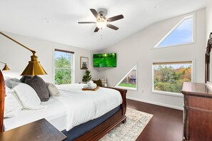 8 Schlafzimmer, Schreibtisch, Bügeleisen/Bügelbrett, Reisekinderbett