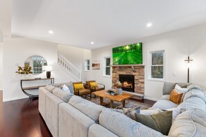 TV, fireplace, table tennis, books - Wolf Run Lodge - Luxury 8bed/4bath. Hot Tub, Game Room, steps from lake/pool (Albrightsville)