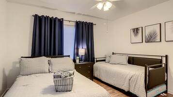 3 bedrooms, desk, WiFi, bed sheets