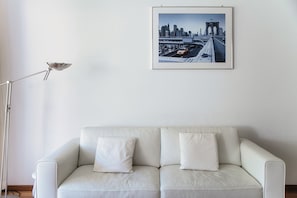 Apartamento Deluxe | Zona de estar | Televisión de pantalla plana de 32 pulgadas con canales por satélite