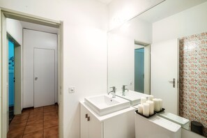 Deluxe Apartment | Bathroom