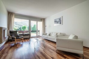 Deluxe Apartment | Living area