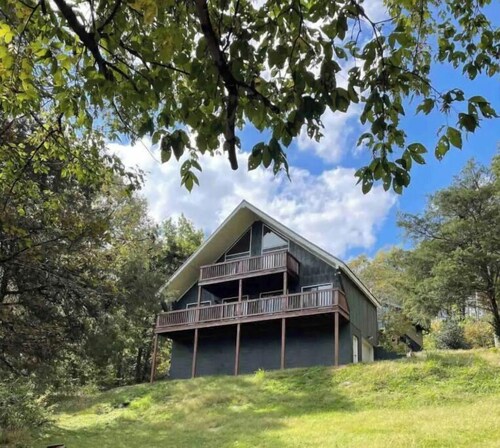 A-frame house (.3 miles) to Center Hill Marina