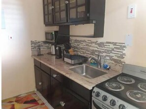 Kühlschrank, Mikrowelle, Herdplatte, Kochgeschirr/Geschirr/Besteck