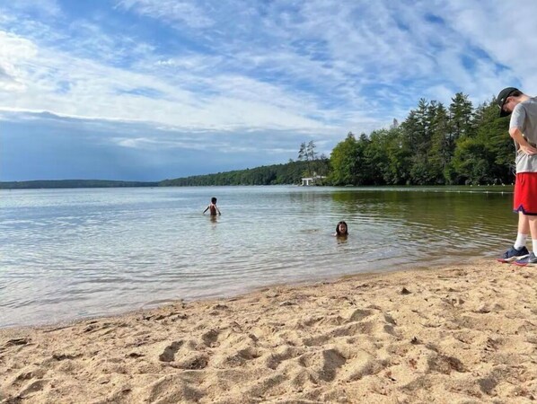 Aurinkotuoleja, rantapyyhkeitä