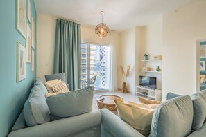 คอมฟอร์ทอพาร์ทเมนท์ | ห้องนั่งเล่น | สมาร์ททีวี 55 นิ้ว พร้อมช่องดิจิตอล, ทีวี