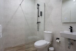 Studio Suite | Bathroom | Free toiletries, hair dryer, towels - Marina Studios (Cospicua)