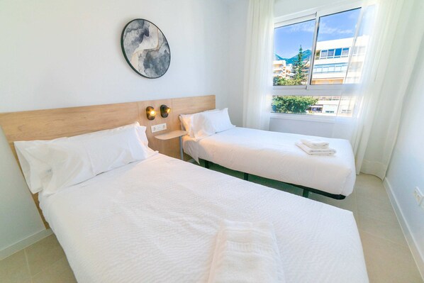 2 bedrooms, iron/ironing board, internet, bed sheets