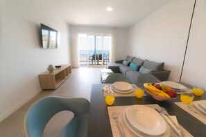 Dining - Deluxe 2 Bedroom Apartment. Capacity for 4 people (Marbella)