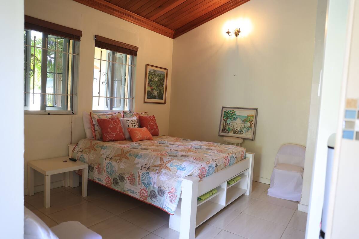 Deluxe Studio Suite | Iron/ironing board