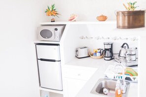 Private kitchenette - Coconut Palm Hideaway (Nassau)