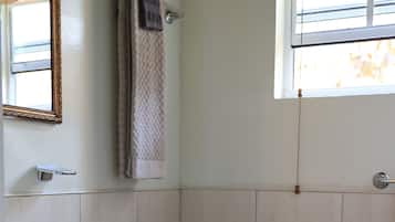 Combined shower/tub, towels, toilet paper
