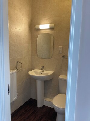 Badekar, hårføner, håndklær og såpe