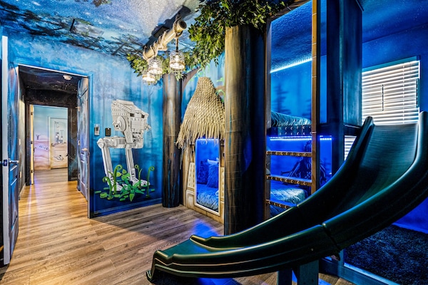 8 makuuhuonetta, työpöytä, silitysrauta/-lauta, vauvan matkasänky