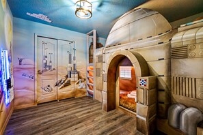 8 bedrooms, desk, iron/ironing board, travel cot - Amazing Themes | Luxury Villa | FREE Arcade & Theater (Kissimmee)