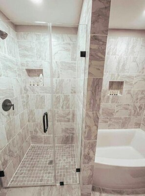 Bathtub, towels, soap, shampoo - Modern Single family home, 3bedrooms, 2baths. 4Beds, Sleeps 7 (Houston)