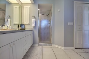Badkar/dusch, hårtork och handdukar