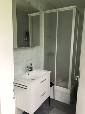 Douche, sèche-cheveux, serviettes fournies, papier toilette