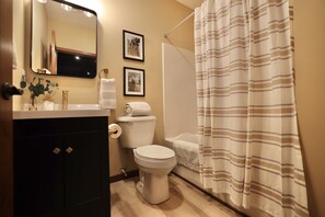 Ensemble douche/baignoire, serviettes fournies, savon, papier toilette