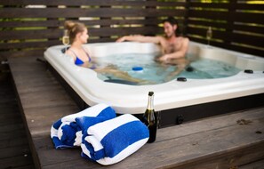 Outdoor spa tub - BRAND NEW 2/2 lakefront home w/lrg deck; hot tub; outdoor fire pit & game room! (Hot Springs)
