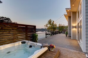 Terrace/patio - BRAND NEW 2/2 lakefront home w/lrg deck; hot tub; outdoor fire pit & game room! (Hot Springs)