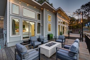 Terrace/patio - BRAND NEW 2/2 lakefront home w/lrg deck; hot tub; outdoor fire pit & game room! (Hot Springs)