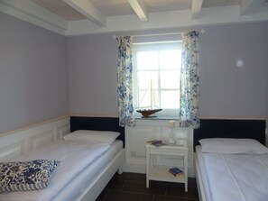 4 bedrooms, desk, travel cot, WiFi