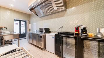 Een koelkast, een magnetron, een kookplaat