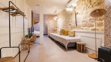 1 slaapkamer, een bureau, een strijkplank/strijkijzer, wifi