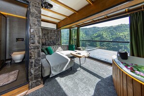 Deluxe-huone, järvinäköala | Egyptinpuuvillaiset lakanat, ylelliset vuodevaatteet, minibaari