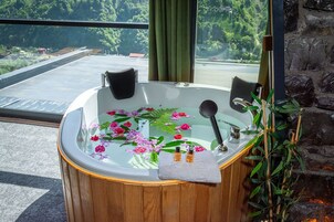 Egyptian cotton sheets, premium bedding, minibar, desk