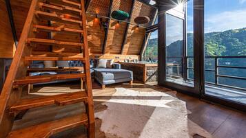 King Suite Room 4 | Egyptian cotton sheets, premium bedding, minibar, desk