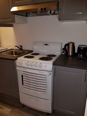 Een koelkast, een microgolfoven, een oven