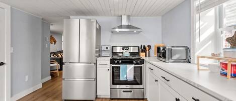 Frigorífico, microondas, horno y placa de cocina