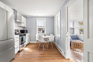 Réfrigérateur, four à micro-ondes, un four, surface de cuisson