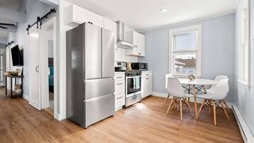 雪櫃、微波爐、焗爐、爐具