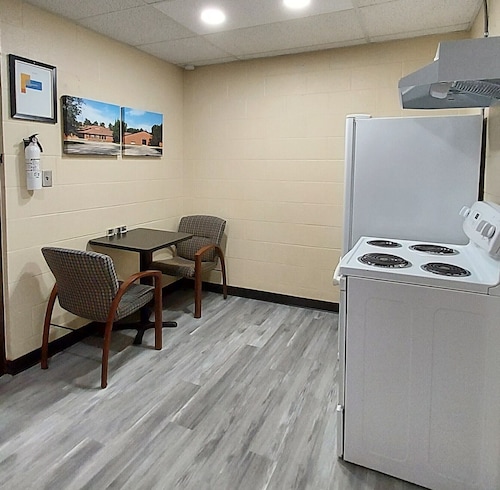 Quaint Apartment - 10 Min from Turkey Run and Shades, Pet Friendly