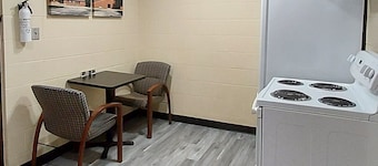 Quaint Apartment - 10 Min from Turkey Run and Shades, Pet Friendly