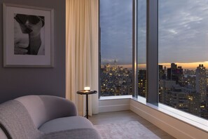 Minibar, coffres-forts dans les chambres, bureau