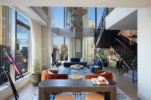 ห้องสวีท, หลายเตียง (Richard's Flat King Suite) | บริเวณนั่งเล่น | สมาร์ททีวี 55 นิ้ว พร้อมช่องดิจิตอล, ทีวี, Netflix