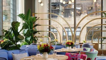 2 restaurantes; se sirve desayuno, almuerzo y cena; cocina americana