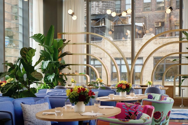 2 restaurants, breakfast, lunch, dinner served; American cuisine