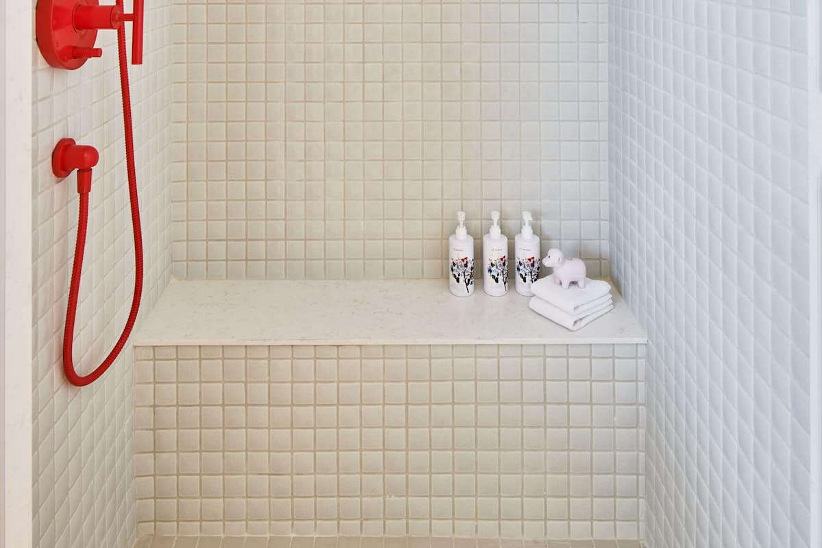 Dusch, regndusch, lyxtoalettartiklar och hårtork