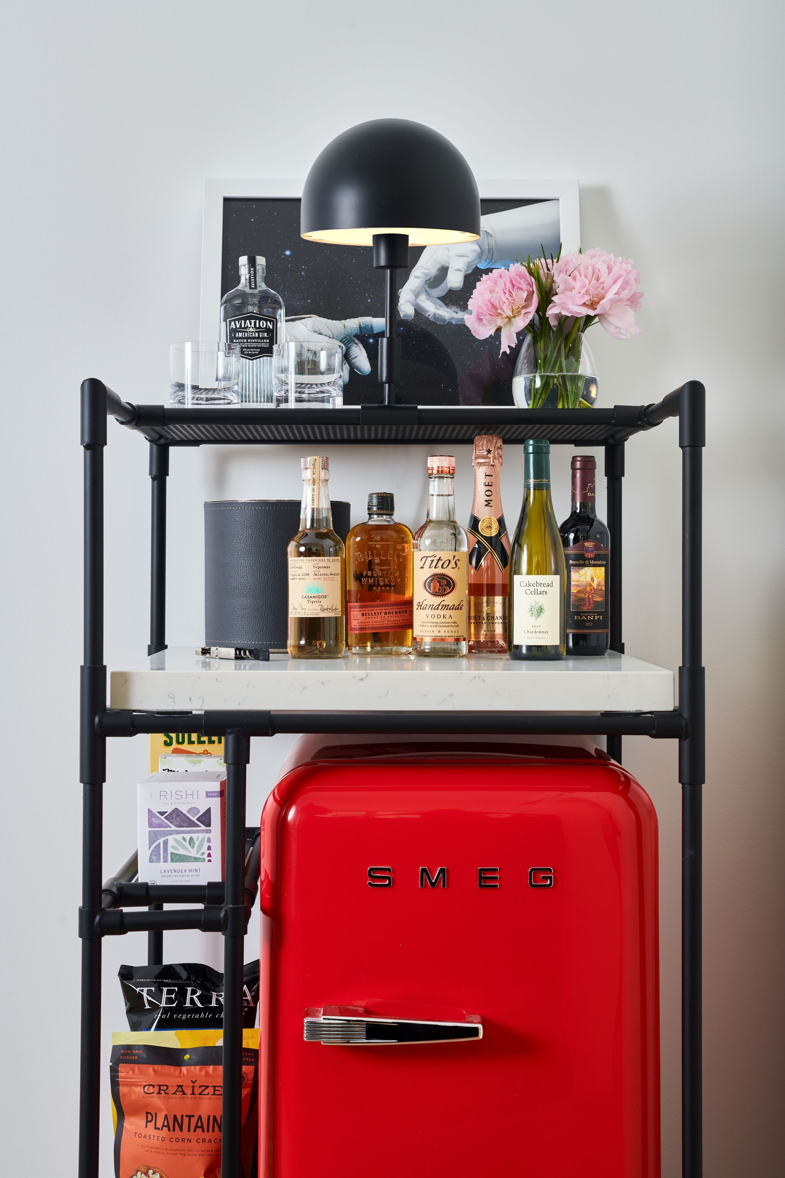 Minibar, värdeförvaringsskåp på rummet och skrivbord